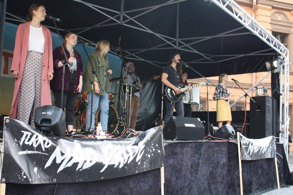 Muusikkoja esiintymässä Turbaanin lavalla Vanhalla Suurtorilla.