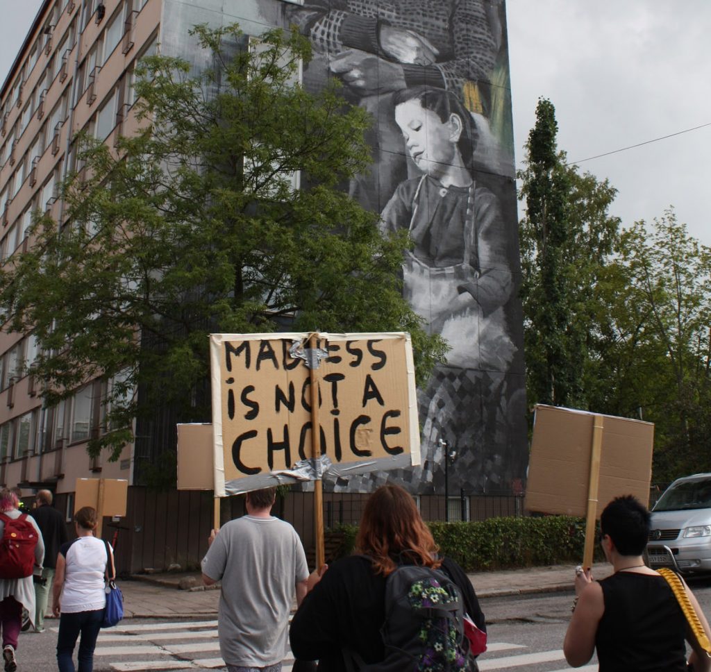 Mad Pride kulkueeseen osallistuneet henkilöt marssivat Itäisessä keskustassa.