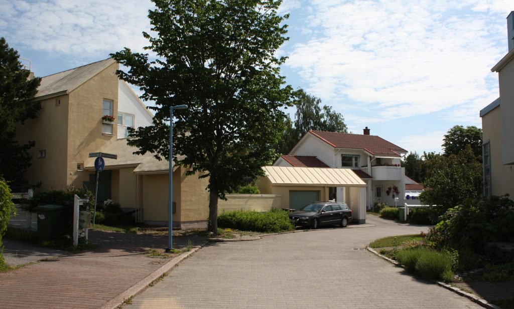 Katariinan vaaleankeltaisia taloja, jotka on rakennettu 1988 asuntomessualueelle.