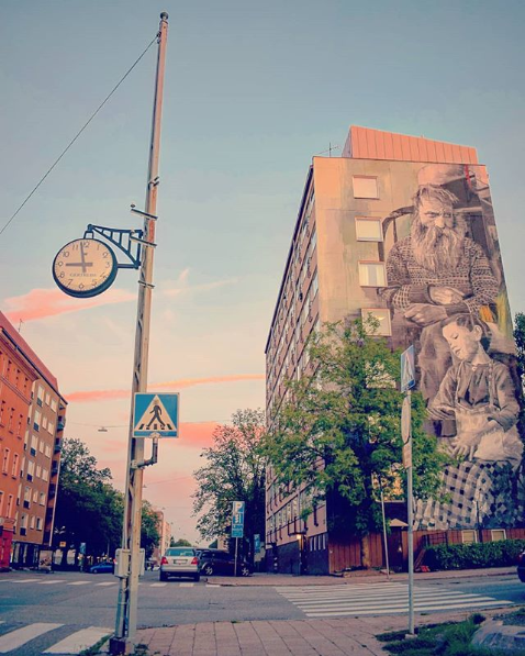 A street view of a 7-storey building with an artistic mural on its wall in Kerttulinkatu in Kupittaa.