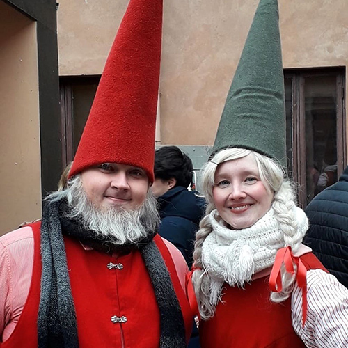 Vasemmalla punalakkinen miestonttu ja oikealla harmaalakkinen naistonttu. Näyttälijät ovat osa Suurtorin joulumarkkinoita.