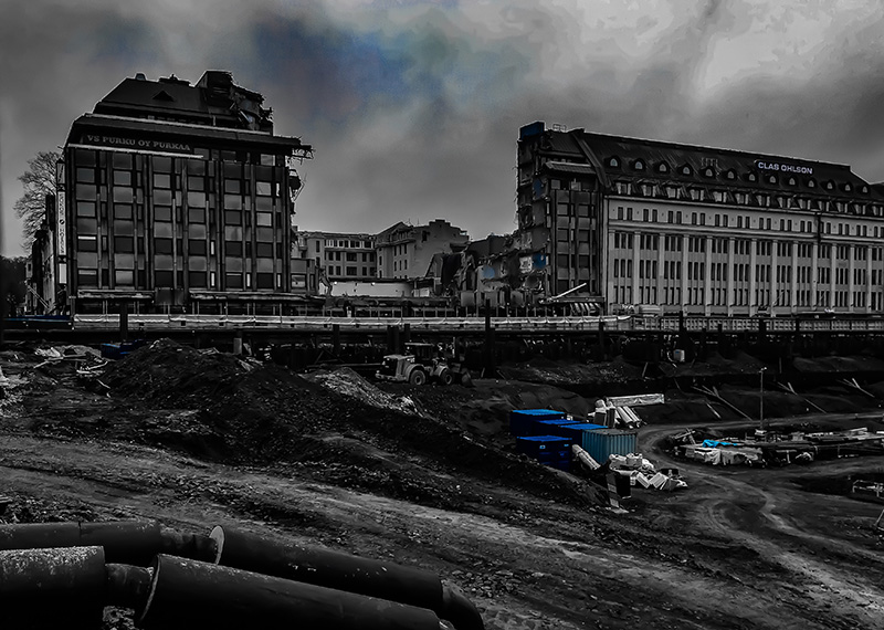 Harmaaksi muokattu kuva Turun torin remontista ja Börs hotellista, joka on puoliksi purettu.