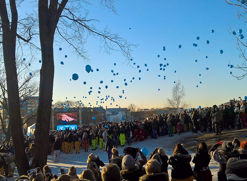Students having a student party called Pikkulaskiainen at Puolalanmäki in the center of Turku. There are many blue balloons rising up to the skies. 