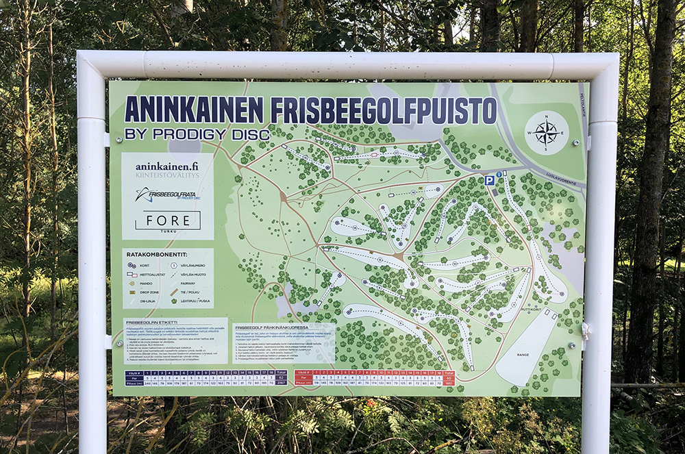 Aninkaisten frisbeegolfpuiston kartta informaatiokyltissä Luolavuoren luonnossa Ilpoisten lähellä Turussa.