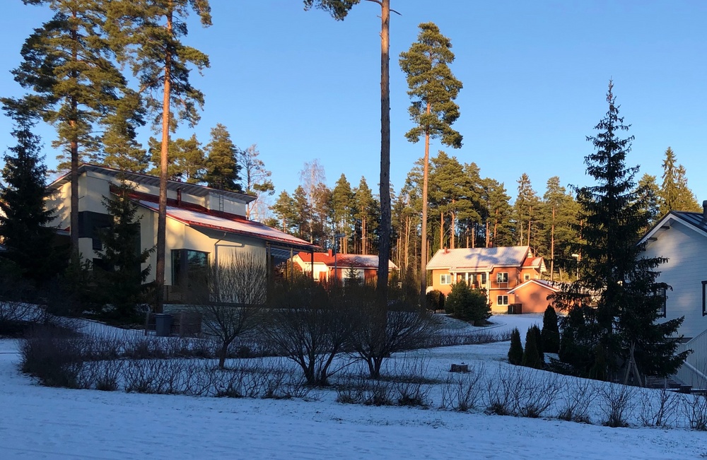 Talvinen kuva suurista pientaloista Empon asuinalueella Kuusiston saarella.