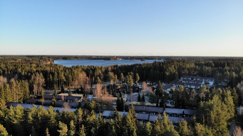 Aerial picture of row houses in the neighbourhood of Kultanummi close to forests and Lake Littoinen.