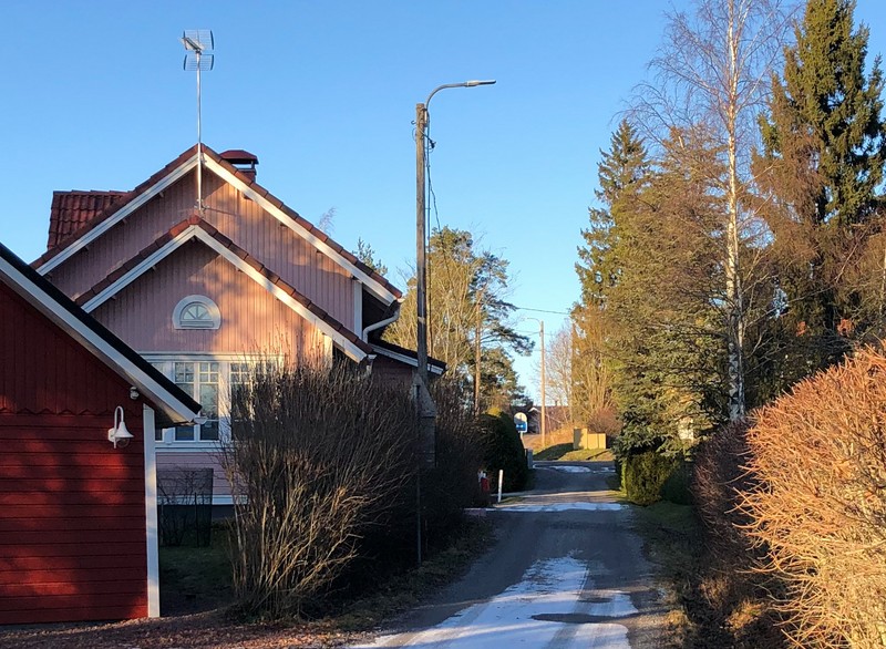 Pink wooden house and a sandy road in the neighbourhood of Auranlaakso in Kaarina.