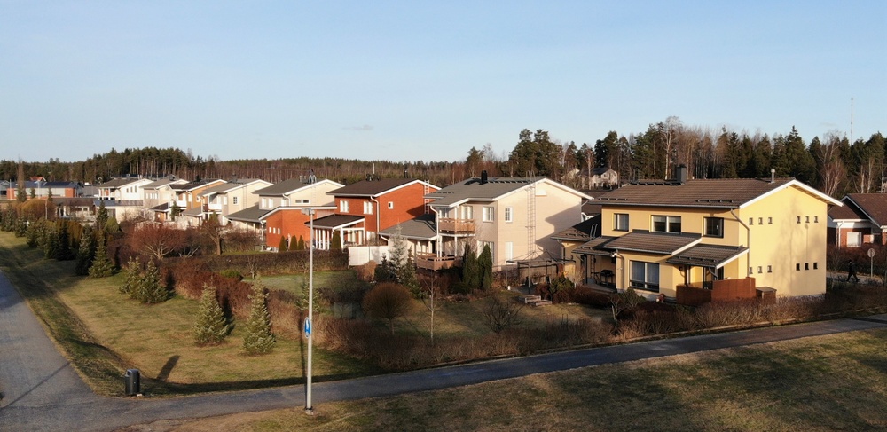 Small houses in a row by a calm walking street in the neighbourhood of Kesämäki in Kaarina. 