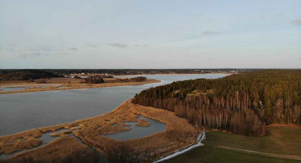 An aerial photo of the countryside and the sea in Meri-Piikkiö, Kaarina.