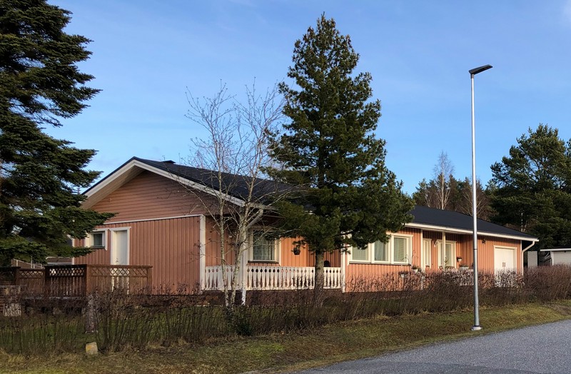 Long wooden row house in the center of Piikkiö in Kaarina.