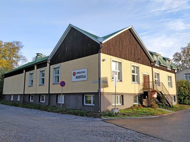 Wooden house with yellow and brown facade is Rientola Sports House in Kärsämäki, Turku.