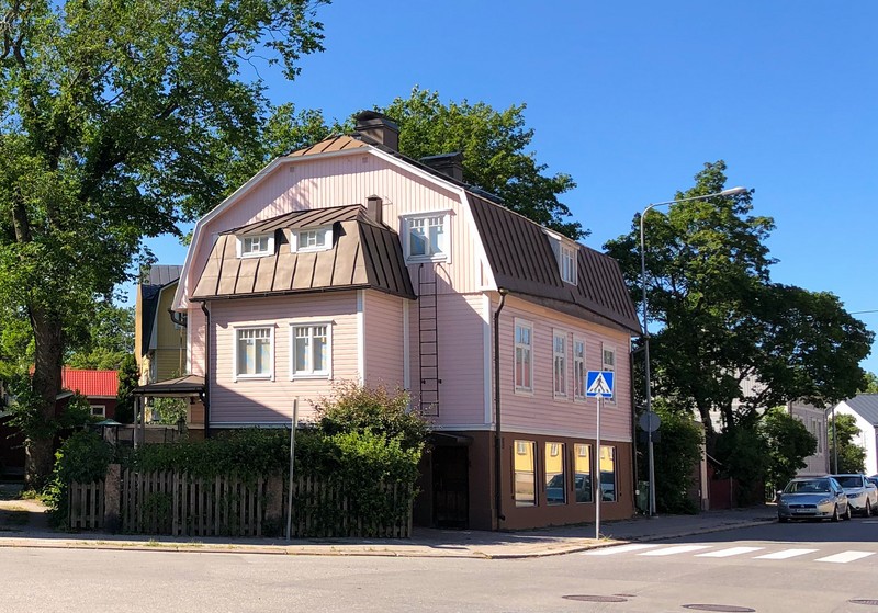 Big pink wooden house in the neighbourhood of Pohjola in Turku.