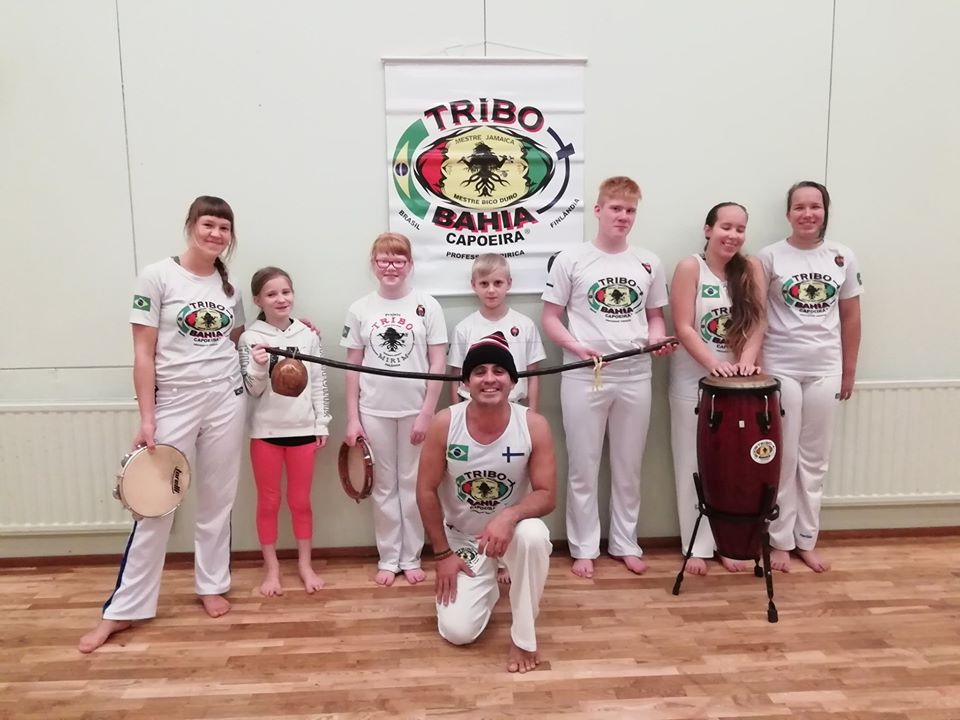 Capoeiran nuoret harrastajat Turun Kisa-Veikoissa ja heidän valmentajansa poseeravat kameralle.