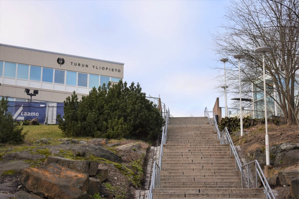 Turun yliopiston pitkät Tiedonportaat ja päärakennus mäen päällä vasemmalla.