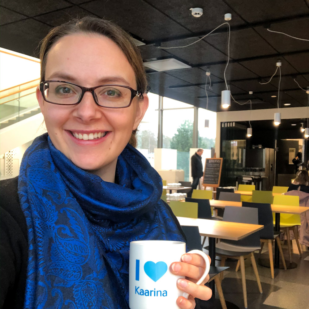 Kaarinaan muuttanut toimitusjohtaja Susanna Lahtinen nauttii ensimmäistä aamukahvia Kaarina-talon kahvilassa 'I Love Kaarina' -mukista.