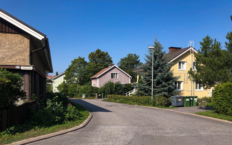 Pientaloja kadun varrella Turun Luolavuoressa kesäisenä päivänä.