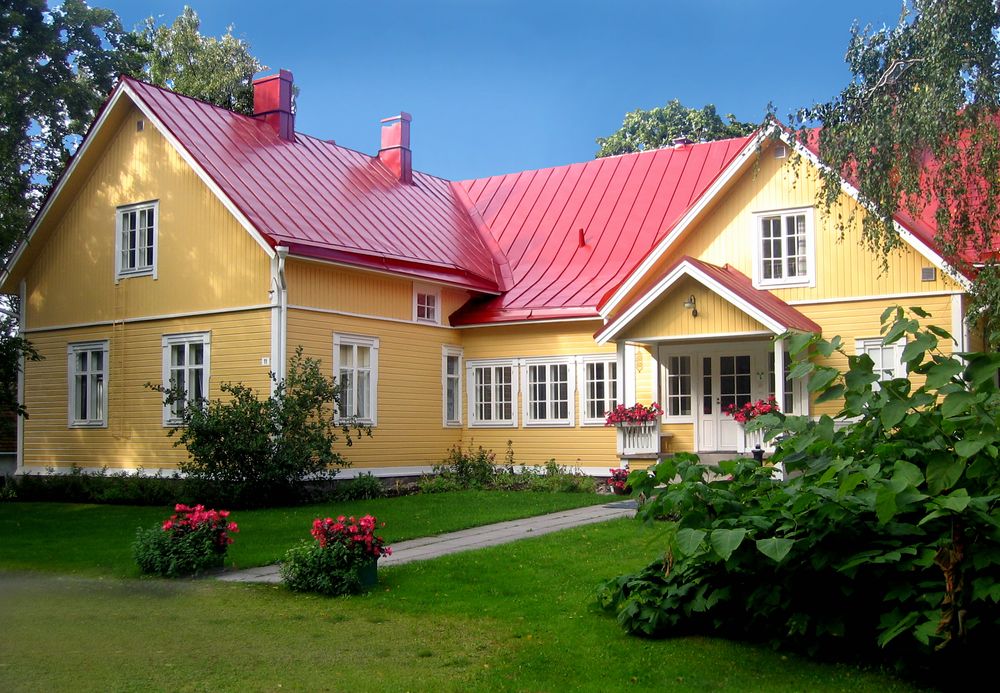 Big yellow premises of Kavalton tila located in Kaarina in the neighbourhood of Meri-Piikkiö