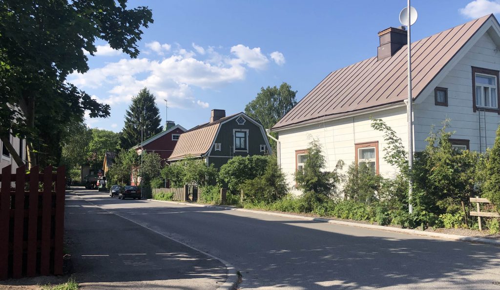 Omakotitaloja tien varrella Nummen asuinalueella Turussa.
