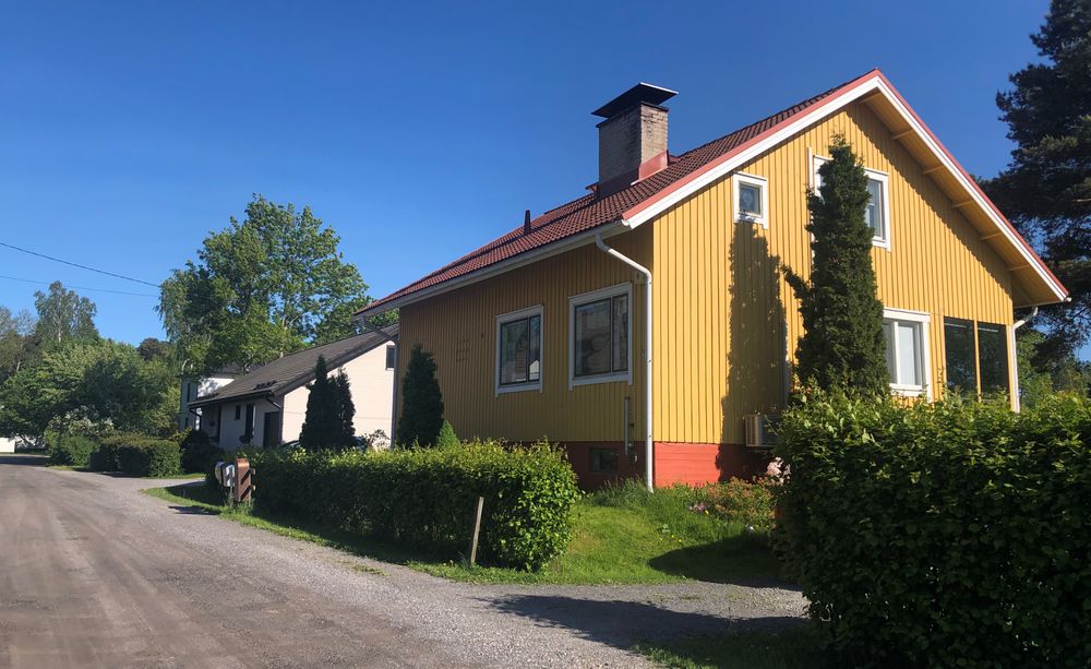 Yellow detached house by a sand road in Turku in the neighbourhood of Mälikkälä.