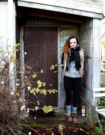 Verna seisomassa Turun Nummessa sijaitsevan kotinsa alakerran ovella.