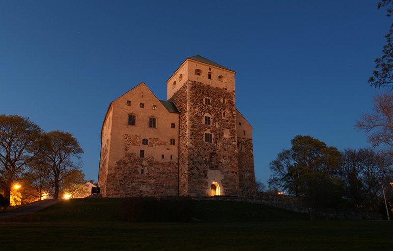 Turun linna iltavalaistuksessa.
