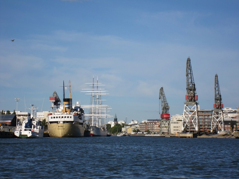 Näkymä mereltä kohti Turkua, jossa vasemmalla on laivat Bore ja Suomen joutsen ja oikealla Wärtsilän nosturit.
