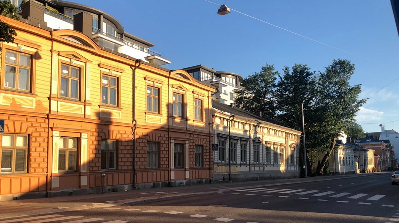 Rakennuksia auringonlaskussa Turun itäisessä keskustassa.