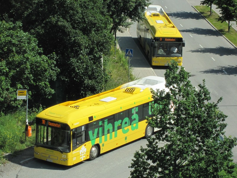 Kaksi keltaista Fölin linja-autoa ajamassa peräkkäin.
