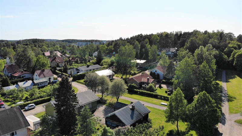 Ilmakuva Turun Mälikkälän vehreästä asuinalueesta, jossa on omakotitaloja.