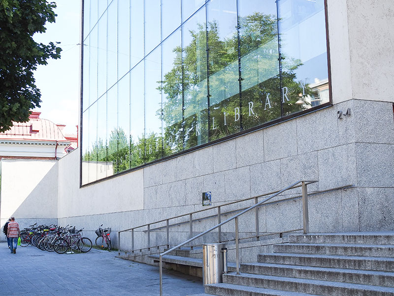 Turun kaupunginkirjaston pääsisäänkäynnin viereinen seinän lasiseinä.