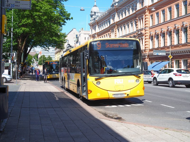 Kaksi keltaista Föli-bussia peräkkäin linja-autopysäkillä Turun keskustassa.
