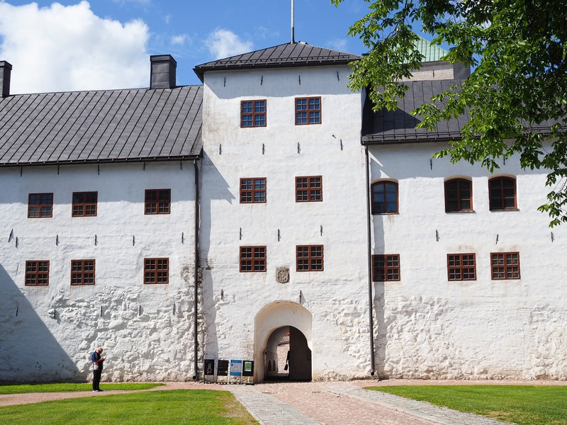 Lähikuva valkoiseksi rapatusta Turun linnasta ja yhdestä sen sisäänkäynneistä.