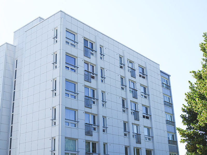 A close-up of the white Ironside building in the Turku Student Village Foundation in Ilpoinen.