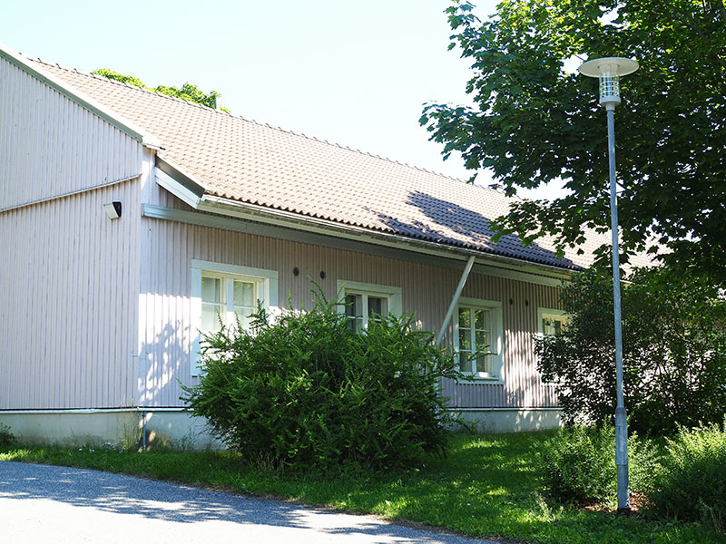 Pink terraced house with green vegetation in front of it in Kurjenmäki, Turku.