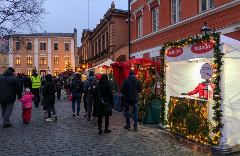 Ihmisiä Turun suurtorin joulumarkkinoilla. 