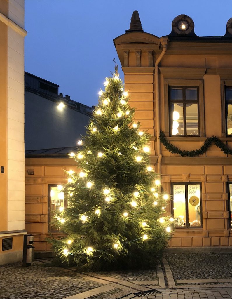 Joulukuusi kauniisti valaistuna Turun Vanhan Suurtorin reunalla Brinkkalan talon edessä.