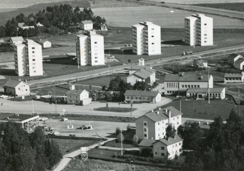 Neljä suurta kerrostaloa 1960-luvun ilmakuvassa Raision keskustasta.