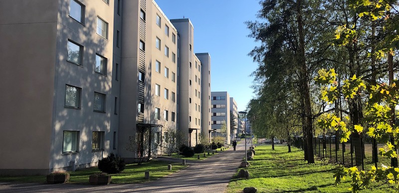 Turun Runosmäen puistomainen katu kerrostalojen vierellä.
