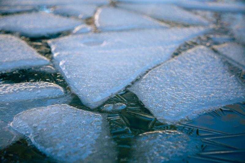 Jäälauttoja ja niiden välillä ohutta jäätä.