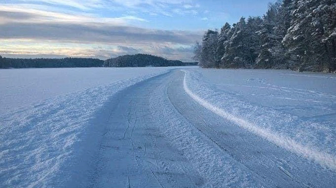 Kuvassa maisema Kakskerranjärven luistelubaanasta talvisena päivänä.