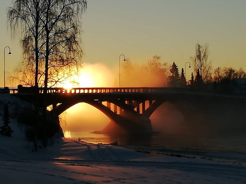 Kokemäen joen yli kulkeva silta ilta-auringossa.