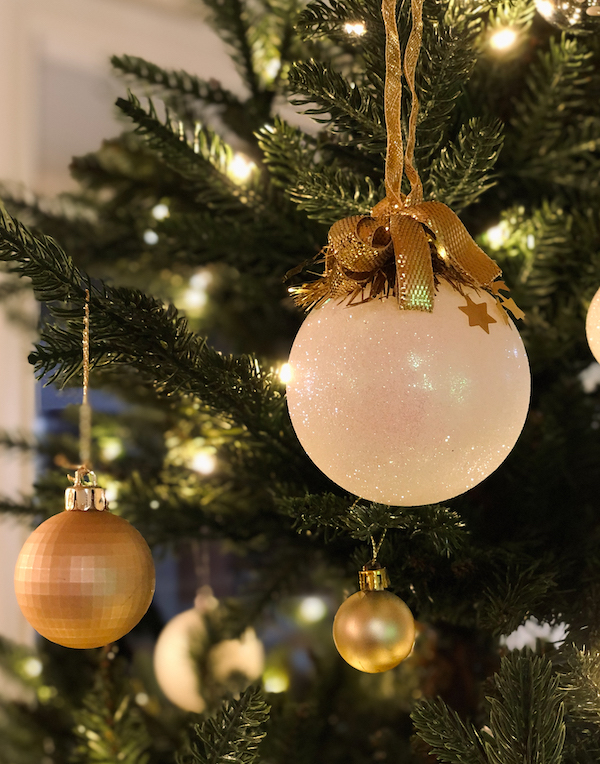 Lähikuva joulupalloin koristellusta kuusesta 