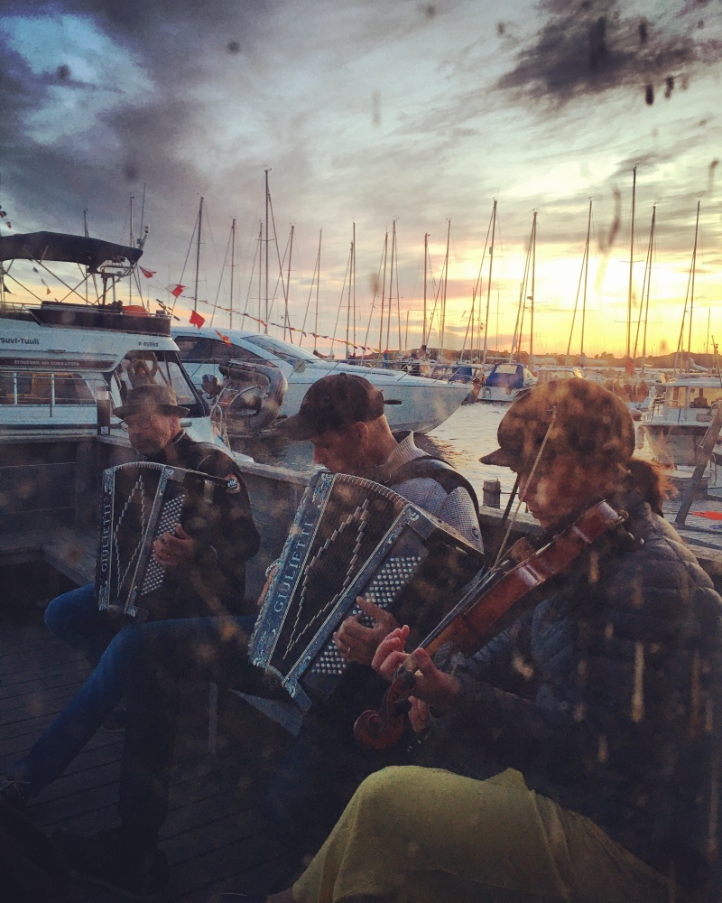 Folk musicians playing at the harbor.