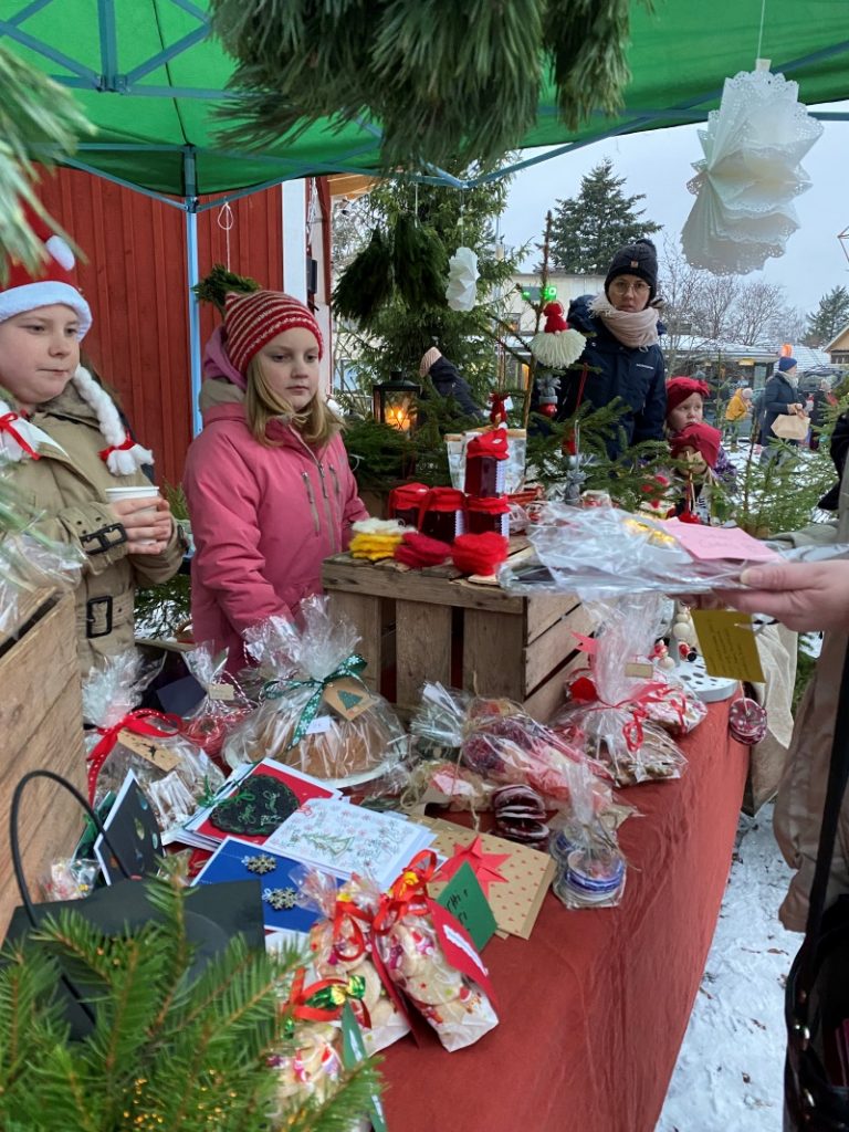 Julmarknadsstånd och försäljare på vintern.
