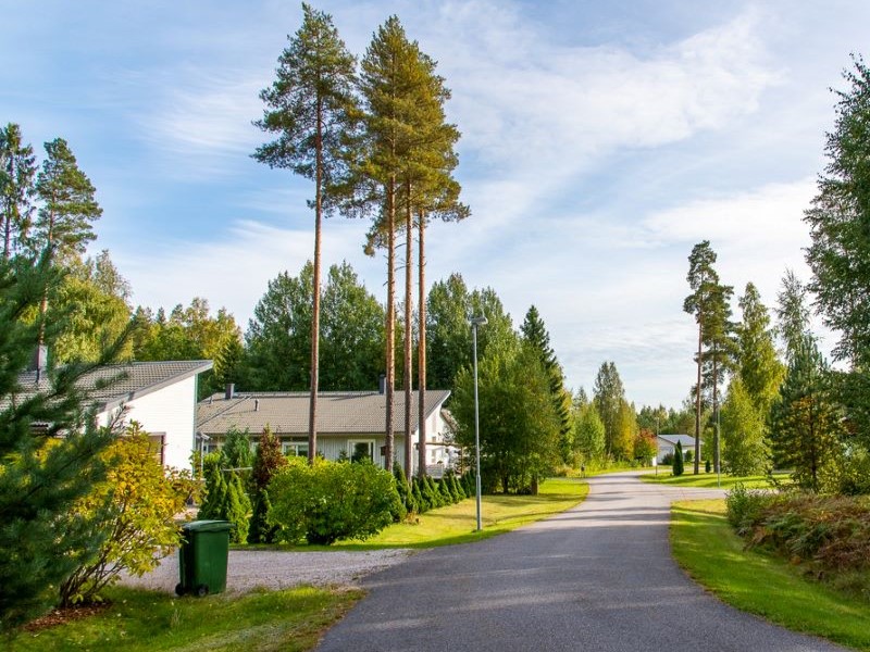 Omakotitaloaluetta kesällä Metsä-Marttilassa.