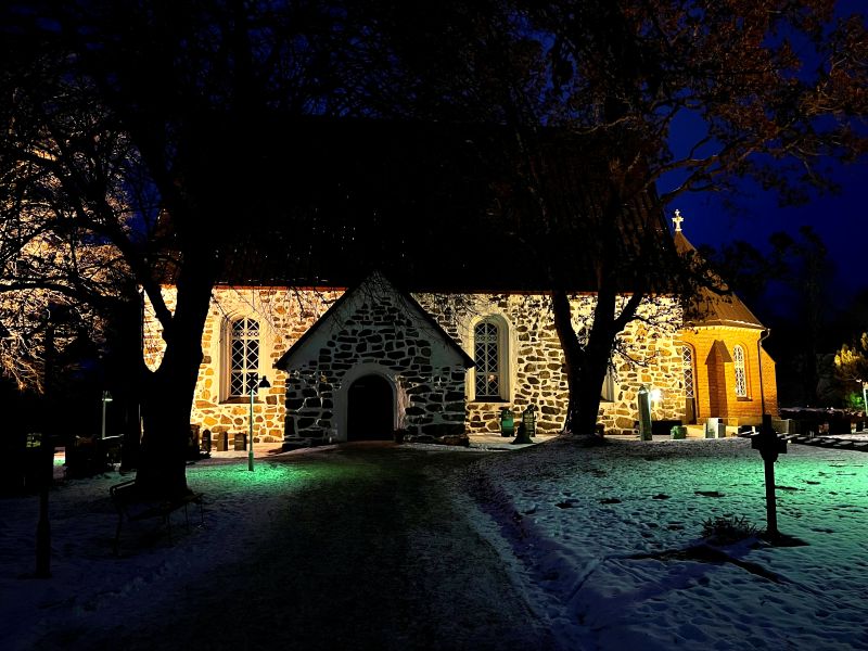 Liedon kirkko iltavalaistuksessa.