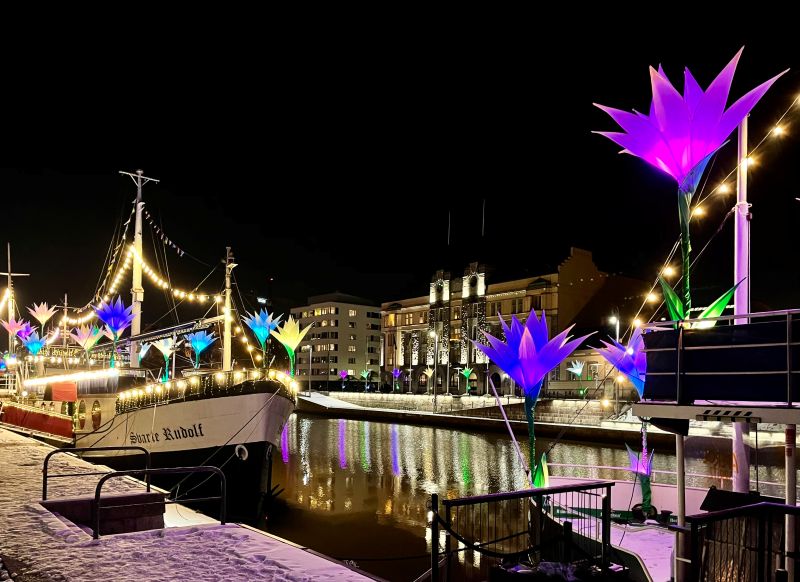 Turun Aurajoen ranta valaistuna.