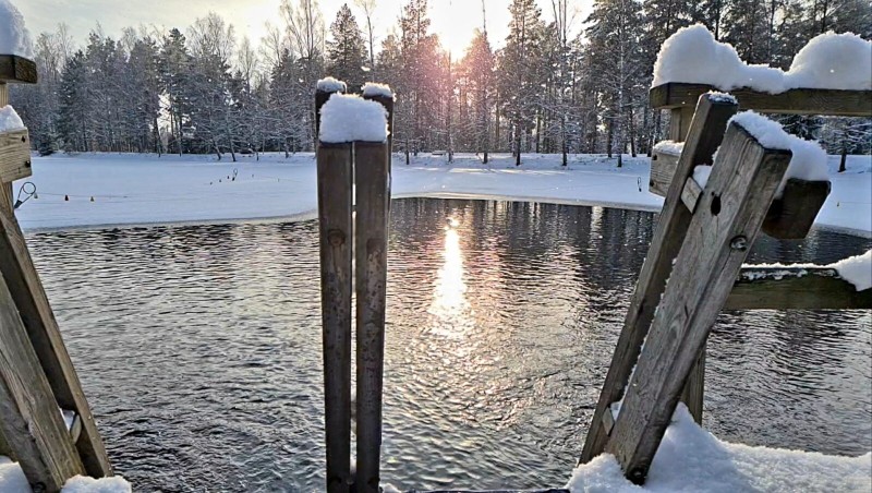Paimion Ankkalammen talviuintipaikka, etualalla portaat.
